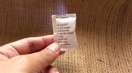 Desiccant sachets are small packets filled with moisture-absorbing materials, usually silica gel. They remove water from the air to keep products dry during storage and shipping, preventing damage caused by humidity.
https://dingle.in/monsoon-tips/